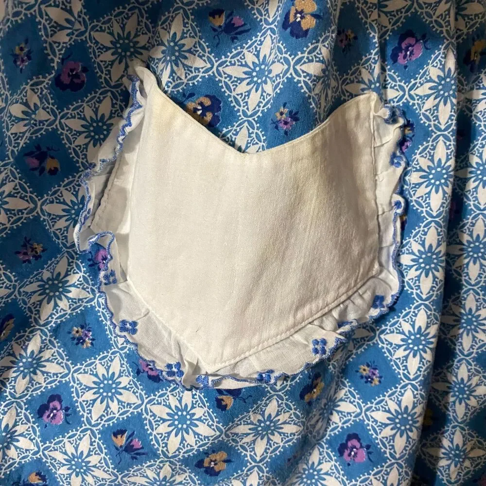 #5751 Womens Blue and White Floral Half Apron with Pocket